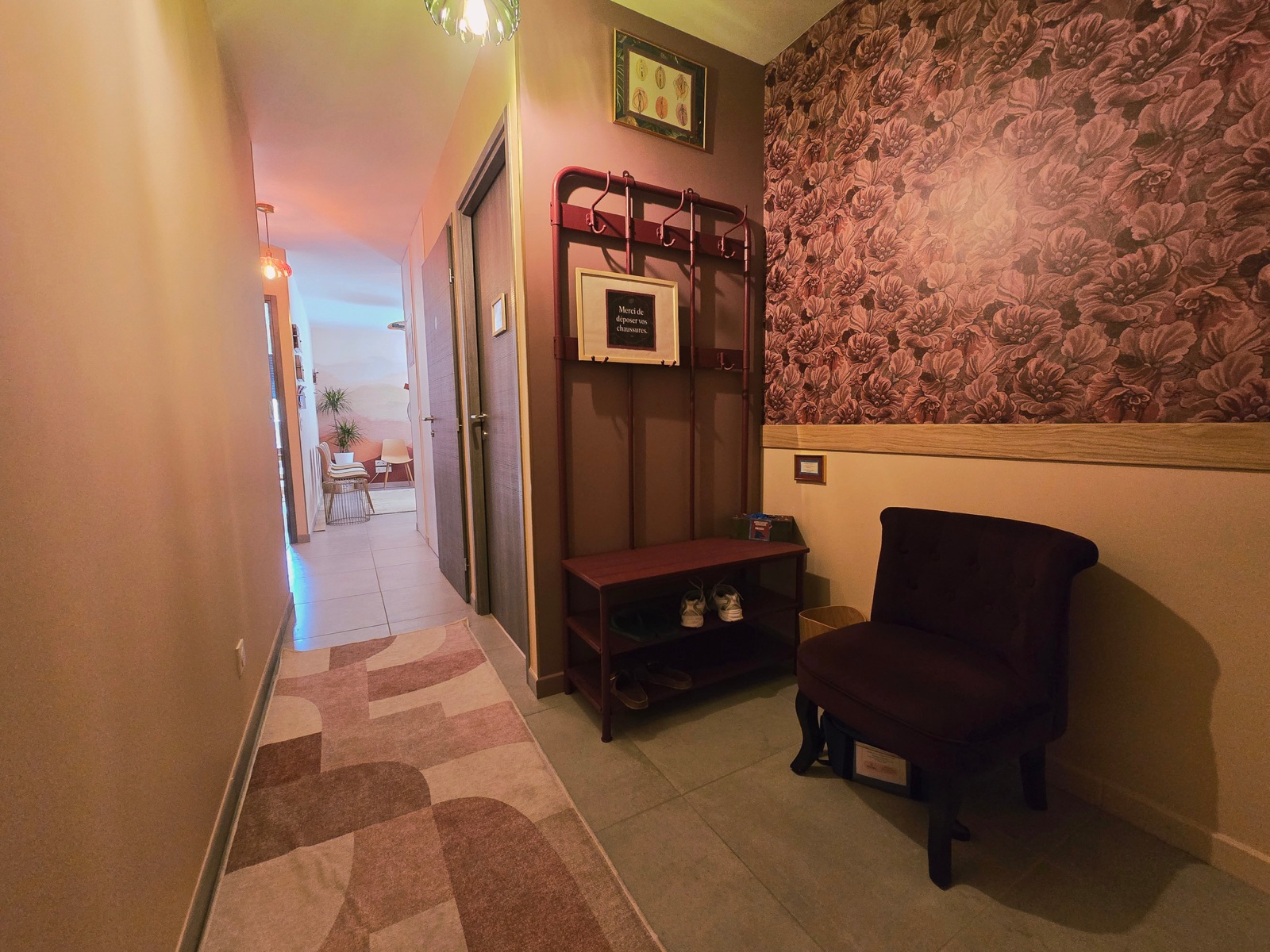 Entrée du cabinet avec vestiaire et fauteuil d’accueil