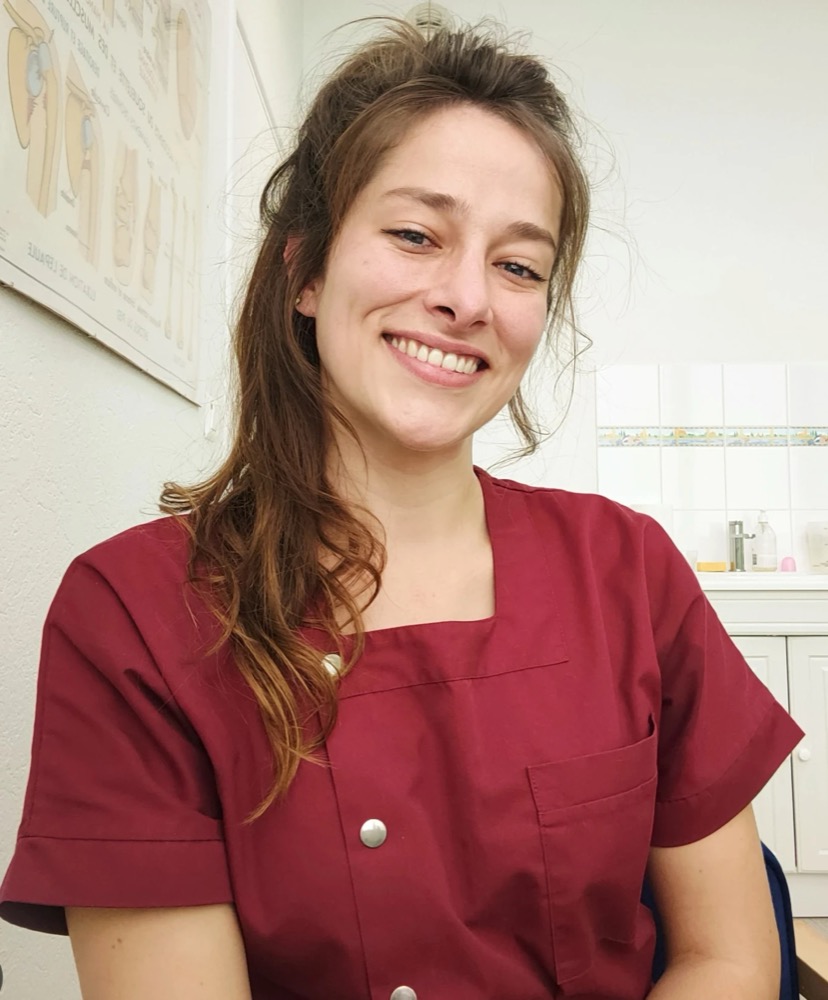 Célia Vauby, ostéopathe à Annecy, dans son cabinet